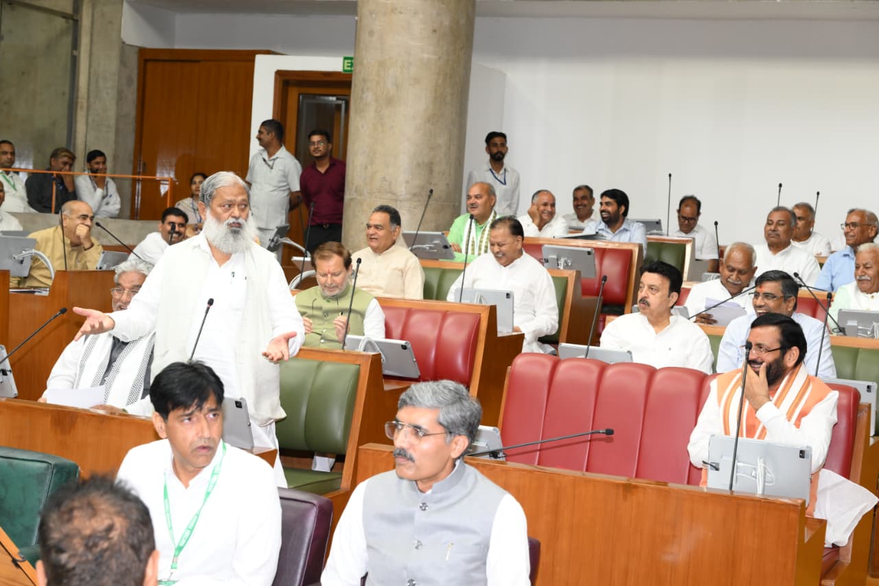 इलेक्ट्रिक/हाइब्रिड इलेक्ट्रिक वाहनों के खरीदारों की बल्ले -बल्ले "एकमुश्त खरीद प्रोत्साहन" हेतु एक महीने के लिए आज से खुला पोर्टल 40 लाख से 70 लाख तक की कीमत के वाहनों के खरीददार कर सकते हैं आवेदन चंडीगढ़ , 27 अगस्त - हरियाणा सरकार द्वारा इलेक्ट्रिक/हाइब्रिड इलेक्ट्रिक वाहनों के खरीदारों को विशेष प्रोत्साहन दिया जा रहा है। इसमें जिन वाहन मालिकों ने 40 लाख रुपये से लेकर 70 लाख रुपये तक की कीमत के इलेक्ट्रिक/हाइब्रिड इलेक्ट्रिक वाहन खरीदे हैं और उन वाहनों का पंजीकरण 1 मई 2025 से 24 जुलाई 2025 के बीच हुआ है तो वे "इन्वेस्ट हरियाणा पोर्टल" पर "एकमुश्त खरीद प्रोत्साहन" हेतु आवेदन कर सकेंगे। ऐसे सभी पात्र ख़रीददार इस पोर्टल पर 28 अगस्त 2025 से 27 सितम्बर 2025 तक आवेदन कर सकते हैं। यह पोर्टल केवल 1 महीने के लिए खुला रहेगा।