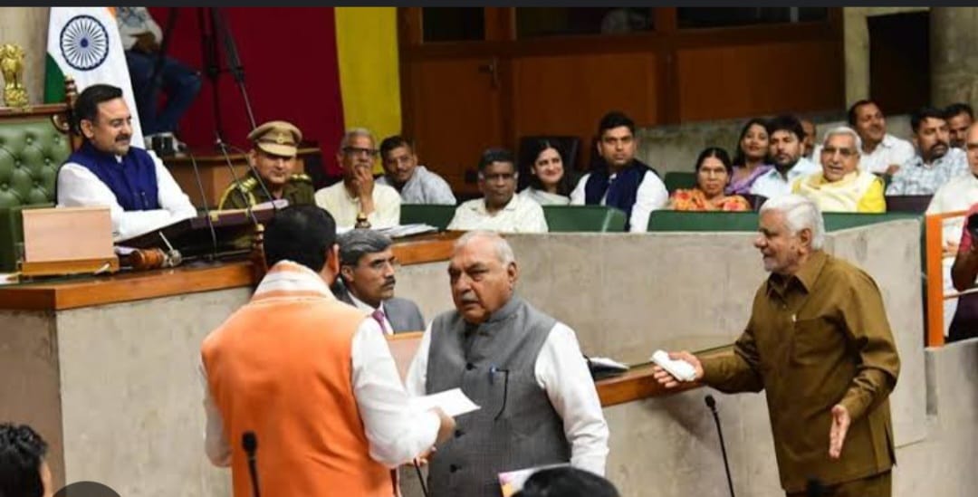 मीडिया मंच अपराधियों के महिमामंडन की प्रवृत्ति को पूरी सजगता से करें हतोत्साहित हरियाणा विधानसभा ने सर्वसम्मति से प्रस्ताव किया पारित चंडीगढ़, 27 अगस्त-- हरियाणा विधानसभा का मानसून सत्र कई दृष्टियों से महत्त्वपूर्ण रहा। कानून एवं व्यवस्था पर विपक्ष द्वारा लाए गए स्थगन प्रस्ताव पर चर्चा के दौरान यह चिंता व्यक्त की गई कि कुछ सोशल मीडिया मंचों पर गैंगस्टरों और अपराधियों को महिमामंडित करने की प्रवृत्ति बढ़ रही है। इस विषय पर गंभीर चर्चा के बाद सदन ने सर्वसम्मति से प्रस्ताव पारित कर मीडिया मंचों को यह प्रस्ताव भेजने पर सहमति जताई।