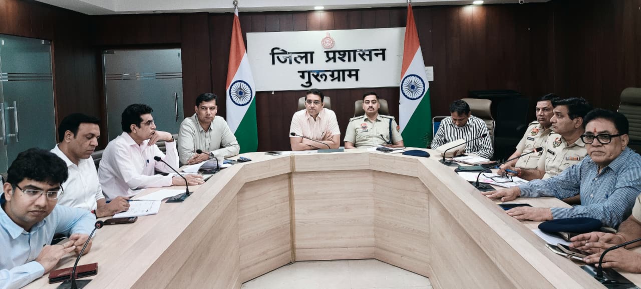 डीसी अजय कुमार ने जिला सड़क सुरक्षा समिति व सुरक्षित स्कूल वाहन पॉलिसी को लेकर आयोजित बैठक की अध्यक्षता की ब्लैक स्पॉट्स पर हाई मास्ट लाइटें, स्कूल ज़ोन में बढ़ेगी सुरक्षा गुरुग्राम, 27 अगस्त- डीसी अजय कुमार ने लघु सचिवालय के सभागार में  जिला सड़क सुरक्षा समिति व सुरक्षित स्कूल वाहन पॉलिसी को लेकर आयोजित बैठक की अध्यक्षता की। बैठक में सड़क सुरक्षा व यातायात प्रबंधन से संबंधित विभिन्न मुद्दों पर किए गए कार्यों पर विस्तार से चर्चा की गई।