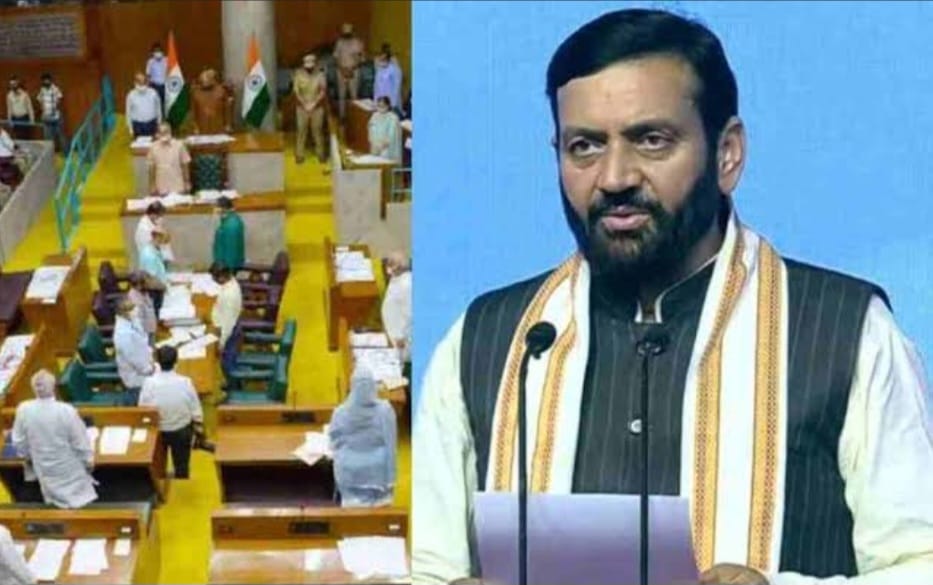 वोट चोरी के आरोपों पर मुख्यमंत्री का पलटवार: कांग्रेस का इतिहास फर्जीवाड़े का रहा है बेटी बचाओ-बेटी पढ़ाओ पर विपक्ष का विरोध दुर्भाग्यपूर्ण: मुख्यमंत्री नायब सिंह सैनी  चंडीगढ़, 27 अगस्त – हरियाणा के मुख्यमंत्री नायब सिंह सैनी ने कहा कि 22 से 27 अगस्त तक चले मानसून सत्र में 4 बैठकें हुईं। उन्होंने बताया इस सत्र में श्री गुरु तेग बहादुर जी के 350वें शहीदी वर्ष पर प्रस्ताव पारित हुआ और 6 विधेयक सर्वसम्मति से पास किए गए। मुख्यमंत्री बुधवार को चंडीगढ़ में विधानसभा के मॉनसून सत्र की समाप्ति के उपरांत पत्रकारों को संबोधित कर रहे थे। कांग्रेस के पुराने रिकॉर्ड पर सवाल मुख्यमंत्री ने कहा कि कांग्रेस कथित 'फर्जी वोटिंग' को लेकर हल्ला मचा रही है, जबकि यही पार्टी अपने पूरे राजनीतिक इतिहास में फर्जीवाड़े, भ्रष्टाचार और लोकतंत्र की हत्या की जिम्मेदार रही है। उन्होंने कहा कि वर्ष 1946 में कांग्रेस के आंतरिक चुनाव में लौह पुरुष सरदार वल्लभ भाई पटेल को 14 वोट और पंडित जवाहर लाल नेहरू को केवल एक वोट मिला था, फिर भी नेहरू जी को विजेता घोषित कर दिया गया था, यही असली बूथ कैप्चरिंग थी।