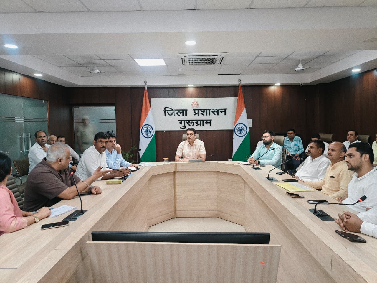 डीसी अजय कुमार ने आरडब्ल्यूए प्रतिनिधियों के साथ की बैठक - जल संरक्षण संरचनाओं की कार्यात्मक गुणवत्ता सुनिश्चित करने में सहयोग करेगी जीएमडीए, नगर निगम व अन्य एजेंसियां : डीसी - डीसी ने कहा, जल संरक्षण के लिए समाज के हर वर्ग की सक्रिय भागीदारी आवश्यक गुरुग्राम, 28 अगस्त। जिला में जल संरक्षण को बढ़ावा देने तथा विभिन्न आरडब्ल्यूए व सोसाइटी में स्थापित जल संरक्षण संरचनाओं की कार्यात्मक गुणवत्ता सुनिश्चित करने के उद्देश्य से डीसी अजय कुमार ने लघु सचिवालय में विभिन्न रेज़िडेंट वेलफेयर एसोसिएशनों (आरडब्ल्यूए) के प्रतिनिधियों के साथ बैठक की। इस अवसर पर उन्होंने वर्षा जल संचयन (रेन वाटर हार्वेस्टिंग) एवं भूजल पुनर्भरण (ग्राउंड वाटर रिचार्ज) को लेकर आवश्यक दिशा-निर्देश दिए।