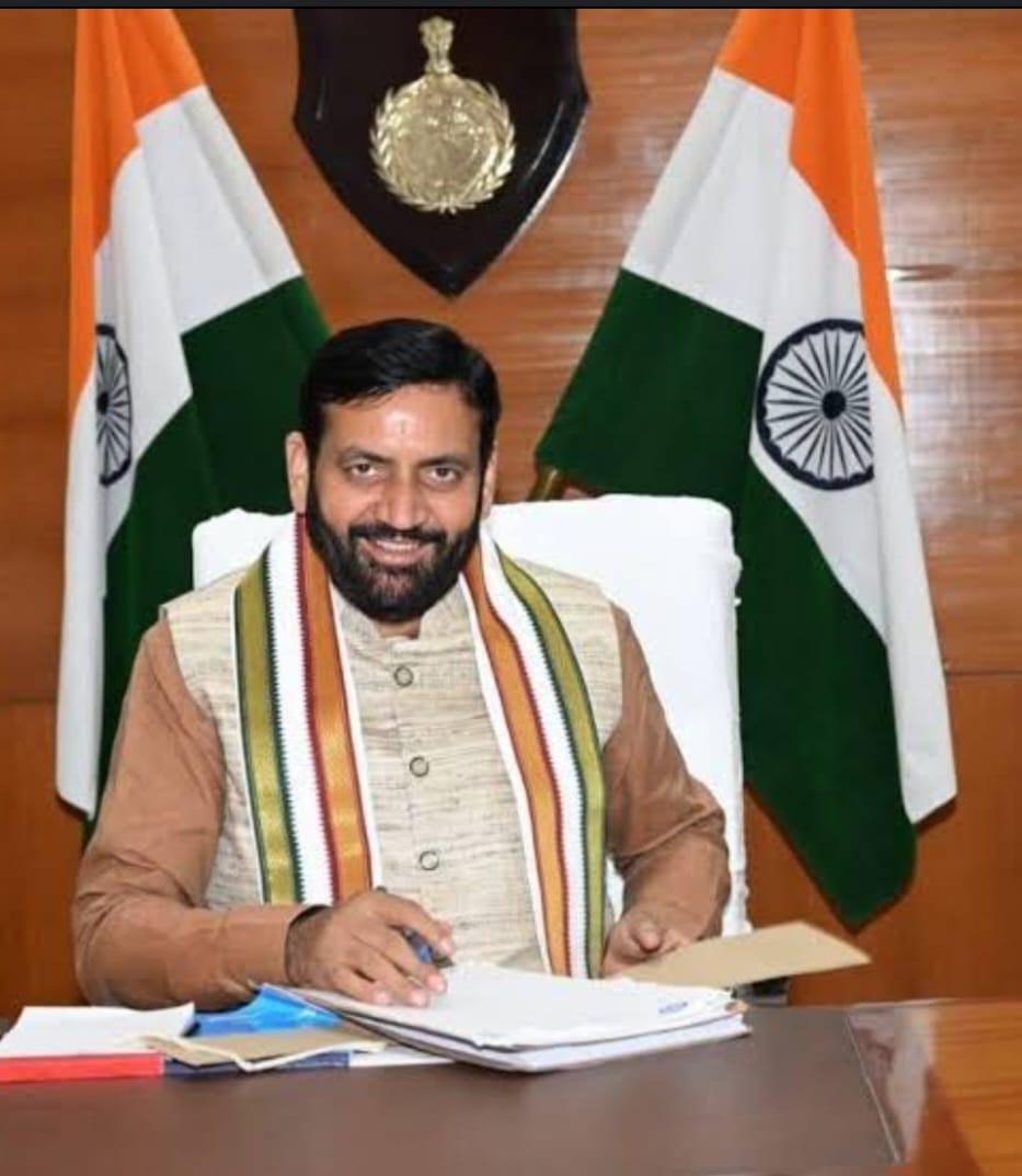 हरियाणा के फैसलों से गरमाई पंजाब की राजनीति पंजाब में विधानसभा चुनाव से पहले नायब सैनी ने भाजपा के लिए तैयार किया मैदान 84 के दंगा पीडि़तों को नौकरी देकर सभी विपक्षी दलों को सकते में डाला श्री गुरू तेग बहादुर ने हरियाणा के पांच जिलों की भूमि को किया था पवित्र महिलाओं को 2100 रुपये मासिक देकर आप व कांग्रेस के सामने खड़ा किया सवाल चंडीगढ़ 29 अगस्त। हरियाणा में नायब सैनी सरकार द्वारा लिए जा रहे फैसलों से जहां प्रदेश में विपक्षी दल सकते में आ गए हैं वहीं पंजाब की राजनीति पूरी तरह से गरमा गई है। पंजाब में वर्ष 2027 की शुरूआत में विधानसभा चुनाव होने हैं। राजनीतिक दल अभी से चुनावी मोड पर आ गए हैं। भारतीय जनता पार्टी पंजाब में अभी तक शिरोमणि अकाली दल के सहारे सत्ता में आती रही है लेकिन वर्तमान में अकाली दल व भाजपा अलग-अलग राह पर चल रहे हैं।