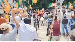 जो दोषी होंगे उनको सजा जरूर दी जाएगी , गृहमंत्री अमित शाह बिहार में मंत्री के सुरक्षा कर्मियों ने भी कांग्रेसियों को दौड़ा-दौड़ा कर पिटा कांग्रेस और भाजपा के कार्यकर्ताओं में टकराव आधा दर्जन कार्य करता घायल। प्रधानमंत्री की मां को गाली देने को लेकर हुआ हंगामा।