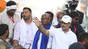 कांग्रेस के कार्यकर्ता भी पीछे नहीं। दिल्ली से जाकर बिहार में डेरा जमाया। पटना बिहार 30 अगस्त। बिहार में वोट अधिकार यात्रा में जहां उत्तर प्रदेश से समाजवादी पार्टी हजारों कार्यकर्ता उत्तर प्रदेश के पूर्व मुख्यमंत्री अखिलेश यादव के नेतृत्व में पहुंचे वहीं दिल्ली से कांग्रेस के कार्यकर्ता और बड़े नेता भी पीछे नहीं रहे कांग्रेस के नेता और कार्यकर्ताओं ने भी बिहार में एक सितंबर की रैली को लेकर डेरा जमा लिया है जिससे बिहार में राजनीतिक गरमाने लगी है।