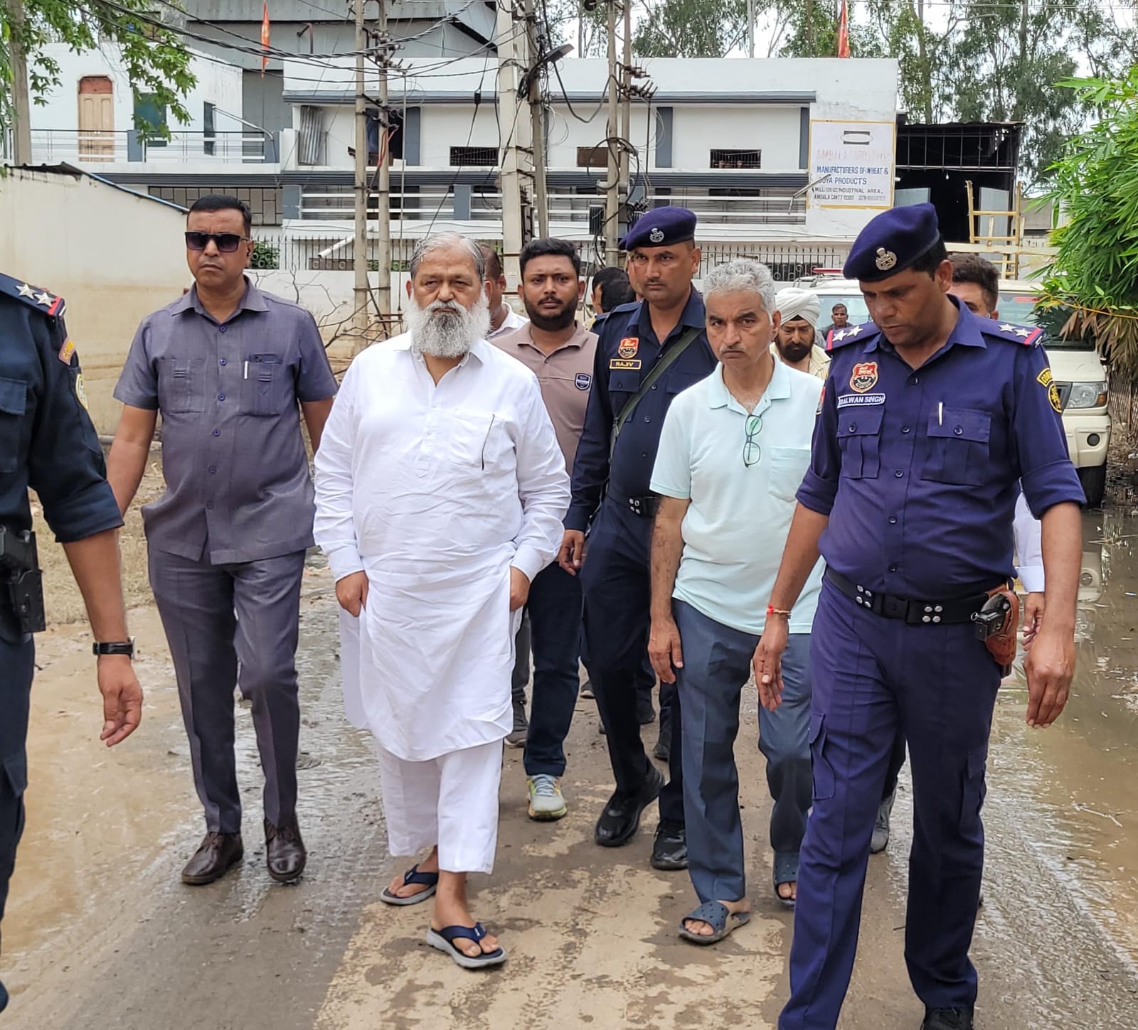 ऊर्जा मंत्री अनिल विज ने इस दौरान एचएसआईआईडी के कार्यकारी अभियंता बलदेव सिंह व जन स्वास्थ्य विभाग के कार्यकारी अभियंता से पानी की सप्लाई शुरू होने बारे भी जानकारी ली। उन्होंने कहा कि आगामी समय में इंडस्ट्रीयल एरिया को नहरी पानी से जोडने का काम किया जाएगा।