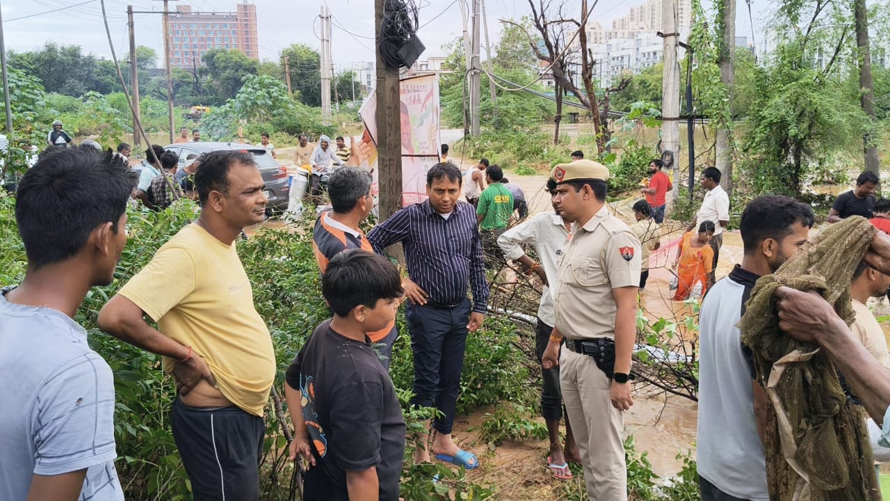 200 साल पुराना बांध टूटा: गुरुग्राम में हाहाकार, ट्रेनिंग सेंटर का रास्ता 14 घंटे बंद, नगर निगम पर लापरवाही के आरोप गुरुग्राम, 2 सितंबर: गांव कादरपुर में स्थित 200 साल पुराना अंग्रेजों के समय बना बांध भारी बारिश के बाद टूट गया। इस हादसे से केंद्रीय सुरक्षा बल (CRPF) और हरियाणा पुलिस के ट्रेनिंग सेंटर तक पहुंचने वाला मुख्य रास्ता लगभग 14 घंटे तक पूरी तरह बंद रहा। स्थानीय निवासियों और ग्रामीणों ने नगर निगम गुरुग्राम पर गंभीर लापरवाही के आरोप लगाए हैं।