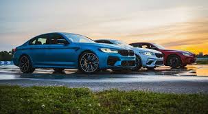 मिडिल क्लास के लोगो के लोगो के गाड़ी का सपना होगा पूरा। दिल्ली 3 सितंबर 2023 प्रधानमंत्री नरेंद्र मोदी ने स्वतंत्रता दिवस के मौके पर देश की टैक्स व्यवस्था में बड़े बदलाव का ऐलान करते हुए मौजूदा चार स्लैब वाले (जीएसटी) स्ट्रक्चर को सरल बनाकर दो स्लैब सिस्टम में बदलने की घोषणा की थी ,और इसी दिशा में अब केंद्रीय वित्त मंत्री निर्मला सीतारमण की अध्यक्षता में जीएसटी काउंसिल की दो दिवसीय बैठक 3 और 4 सितंबर को हो रही है, जिसमें नए ढांचे को अंतिम रूप दिया जाएगा और यह स्पष्ट किया जाएगा कि किन वस्तुओं पर कितना कर लागू होगा।