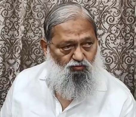 चंडीगढ़, 03 सितम्बर- हरियाणा के ऊर्जा, परिवहन एवं श्रम मंत्री अनिल विज ने अम्बाला छावनी में अत्याधिक वर्षा और टांगरी नदी में आए पानी को लेकर कहा कि अम्बाला छावनी में पूरे प्रशासन को अलर्ट पर रखा गया है और उच्च अधिकारी अंबाला छावनी में लगातार दौरा कर वर्षा एवं जलभराव एवं जल निकासी स्तर की जांच कर रहे है।  विज मीडिया कर्मियों द्वारा अत्याधिक वर्षा एवं अंबाला में जलभराव व जल निकासी के संबंध में पूछे गए सवालों का जवाब दे रहे थे।