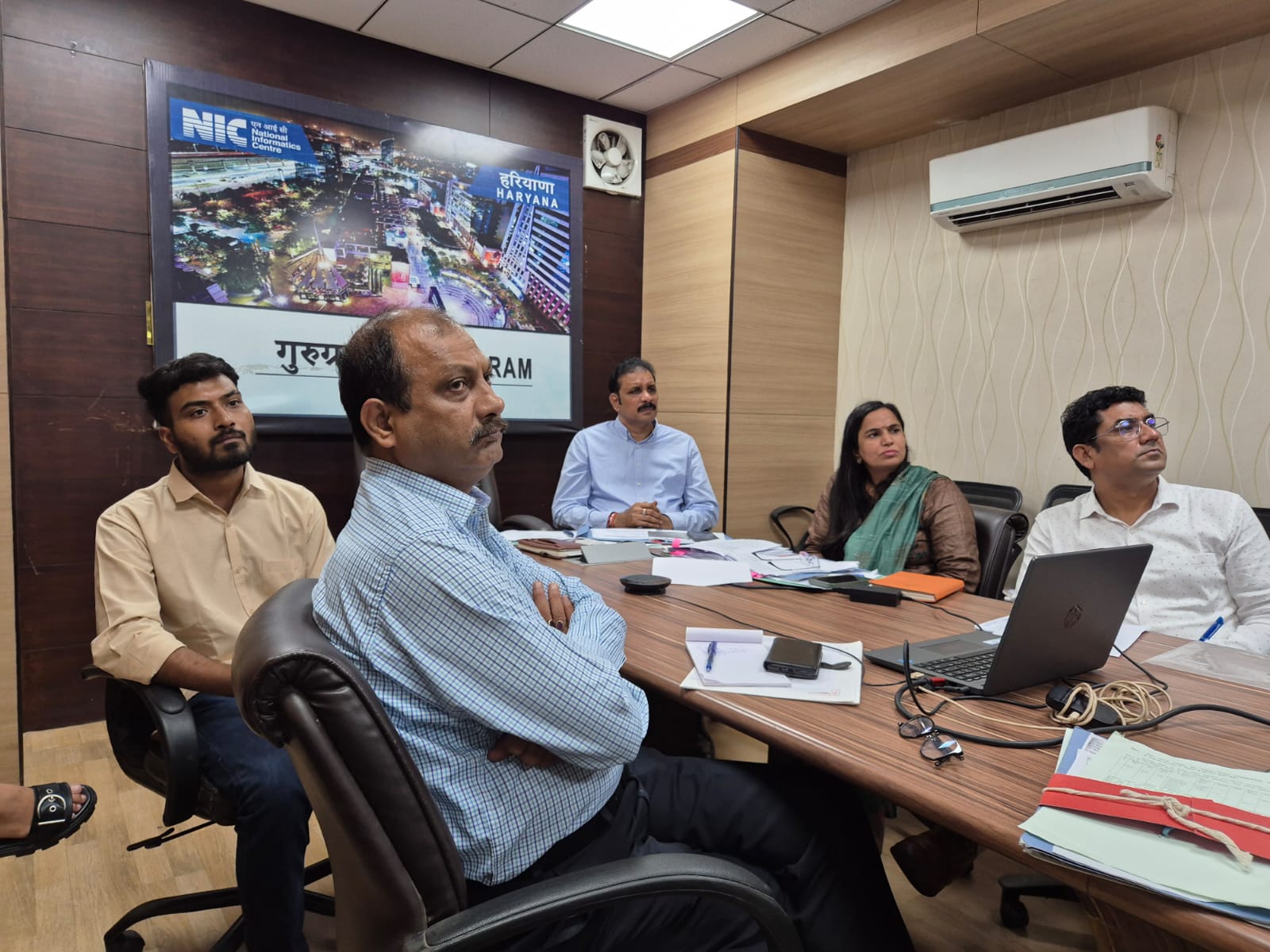 अगले सप्ताह से योग शिक्षकों की हाजिरी “जियो फेसिंग” एप के माध्यम से रिकॉर्ड की जाएगी। उन्होंने यह भी कहा कि नियमित निरीक्षण किया जाएगा और यह देखा जाएगा कि इन योगशालाओं से लोगों को कितनी लाभ प्राप्ति हो रही है।