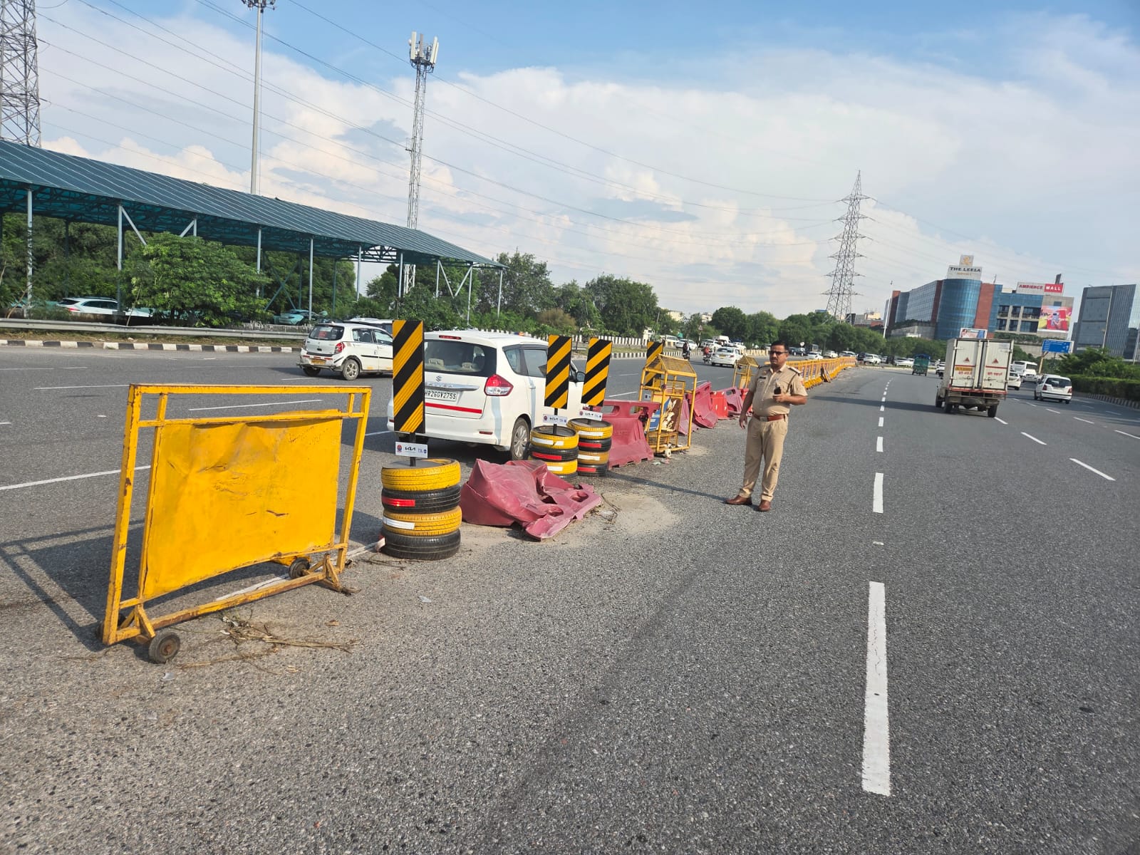 एंबियंस माल के पास दो-तीन सप्ताह पहले करीब 50 जर्सी बैरिगेडस ट्रायल के तौर पर लगाए थे गुरुग्राम 4 सिंतबर , पुलिस उपायुक्त यातायात डा0 राजेश मोहन  के निर्देशन में कार्य करते हुए सहयाक पुलिस आयुक्त यातायात मुख्यालय/हाईवे सत्यपाल यादव की देखरेख में यातायात निरीक्षक लोकेश ने अन्य यातायात कर्मचारियो के सहयोग से दिल्ली से गुरुग्राम की ओऱ आते समय एंबियंस माल के पास दो-तीन सप्ताह पहले करीब 50 जर्सी बैरिगेडस ट्रायल के तौर पर लगाए थे ताकि इस स्थान पर यातायात को व्यवस्थित करके यातायात का औऱ अधिक सुगमता से संचालन कराया जा सके।