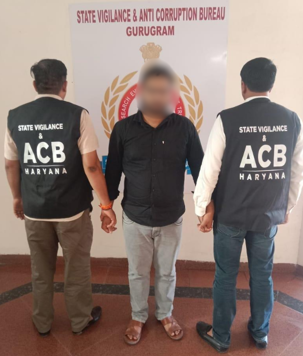 मौका से आरोपी की गाड़ी से बरामद किया गया तथा गाड़ी को भी कब्जा पुलिस में लिया गया। चंडीगढ़, 4 सितंबर। शिकायतकर्ता ने रा.स. एवं भ्र.नि.ब्यूरो गुरूग्राम को दी गई अपनी शिकायत में आरोप लगाया है कि उसके द्वारा 400 गज का प्लाट पावर हाउस कॉलोनी, फर्रूखनगर में लिया गया था। इस प्लॉट की प्रोपर्टी आई.डी. बनाने के लिये उसके द्वारा नगर पालिका फर्रूखनगर में ऑनलाईन आवेदन किया था। दिनंाक 2.9.2025 को वह अपने प्लॉट की आई.डी के सम्बन्ध में बिजेन्द्र सिंह क्लर्क से मिला।