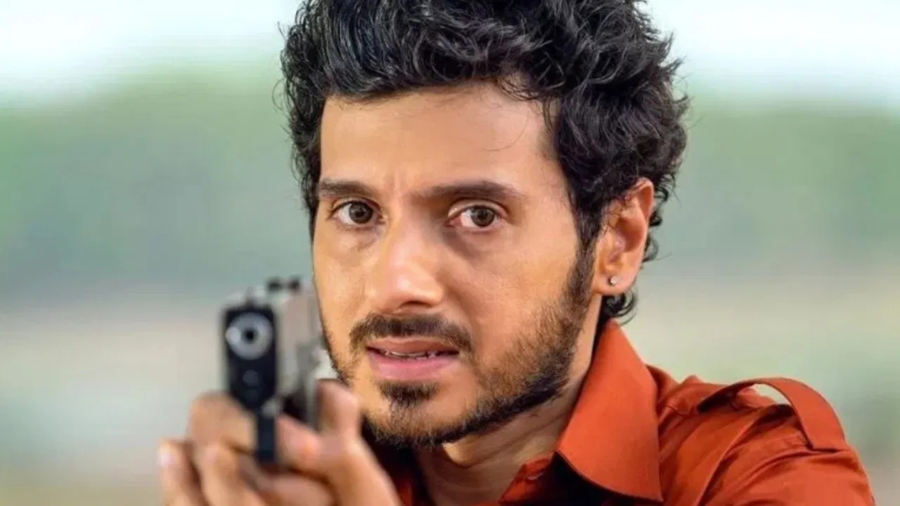 कालीन भैया और गुड्डू का भौकाल एक बार फिर से मचेगा। अगले हफ्ते, मुंबई के फिल्म सिटी में शूटिंग शुरू होने वाली है। मिर्जापुर द फिल्म साल 2026 में बड़े पर्दे पर रिलीज होगी। अब बड़े पर्दे पर तो सीटियाँ और तालियाँ दोनों बजेंगी।