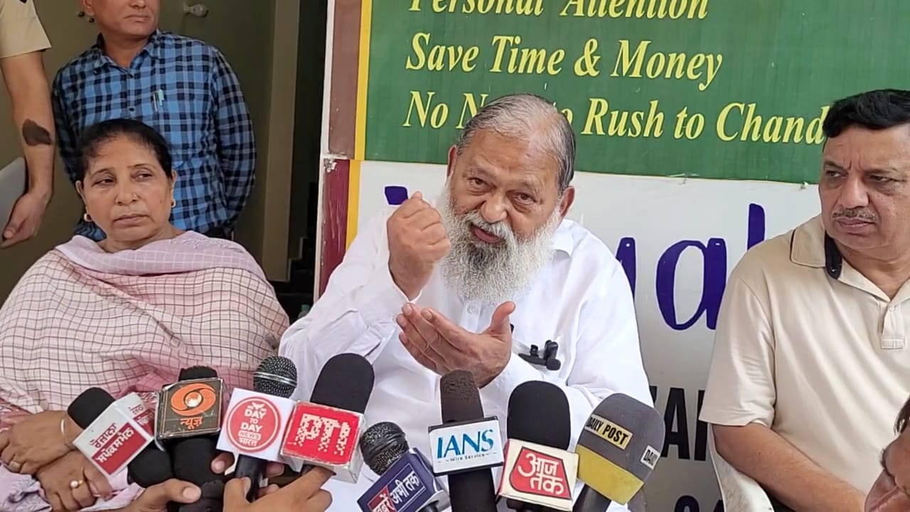 पं. बंगाल की मुख्यमंत्री ममता बैनर्जी का हाल भी हरियाणा के पूर्व मुख्यमंत्री भूपेन्द्र सिंह हुडा की तरह होने वाला है’’- ऊर्जा, परिवहन एवं श्रम मंत्री  अनिल विज ‘‘पूर्व मुख्यमंत्री भूपेन्द्र सिंह हुडा ने भी मुझे (अनिल विज) अपने शासनकाल में विधानसभा से बाहर कई बार उठाकर फिंकवाया था’’- अनिल विज ममता बैनर्जी का भाजपा के विधायकों को अपने तानाशाही रवैये के कारण उठाकर कर बाहर फिंकवाना प्रजातंत्र के खिलाफ- विज तानाशाही रवैये के चलते  भूपेन्द्र सिंह हुडडा खुडडे लाईन लगे हुए है