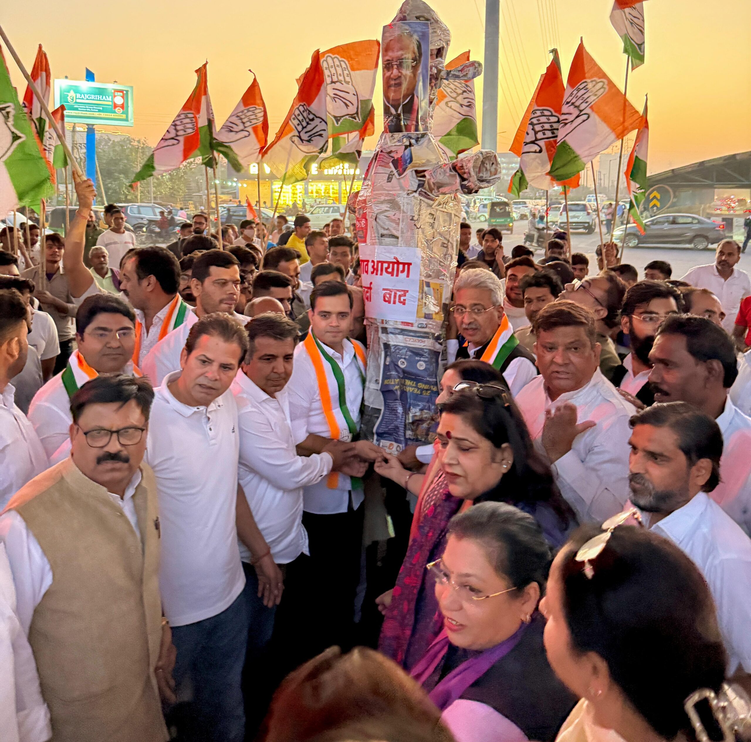 गुरुग्राम। हरियाणा विधानसभा चुनाव में हुई वोट चोरी के मुद्दे पर जहां कांग्रेस के पूर्व राष्ट्रीय अध्यक्ष व सांसद राहुल गांधी ने भाजपा और चुनाव आयोग की मिलीभगत को उजागर किया, वहीं अब कांग्रेस ने सडक पर उतरकर जनाक्रोश प्रदर्शन करते हुए बादशाहपुर क्षेत्र स्थित वाटिका चौक पर चुनाव आयोग का पुतला दहन किया है