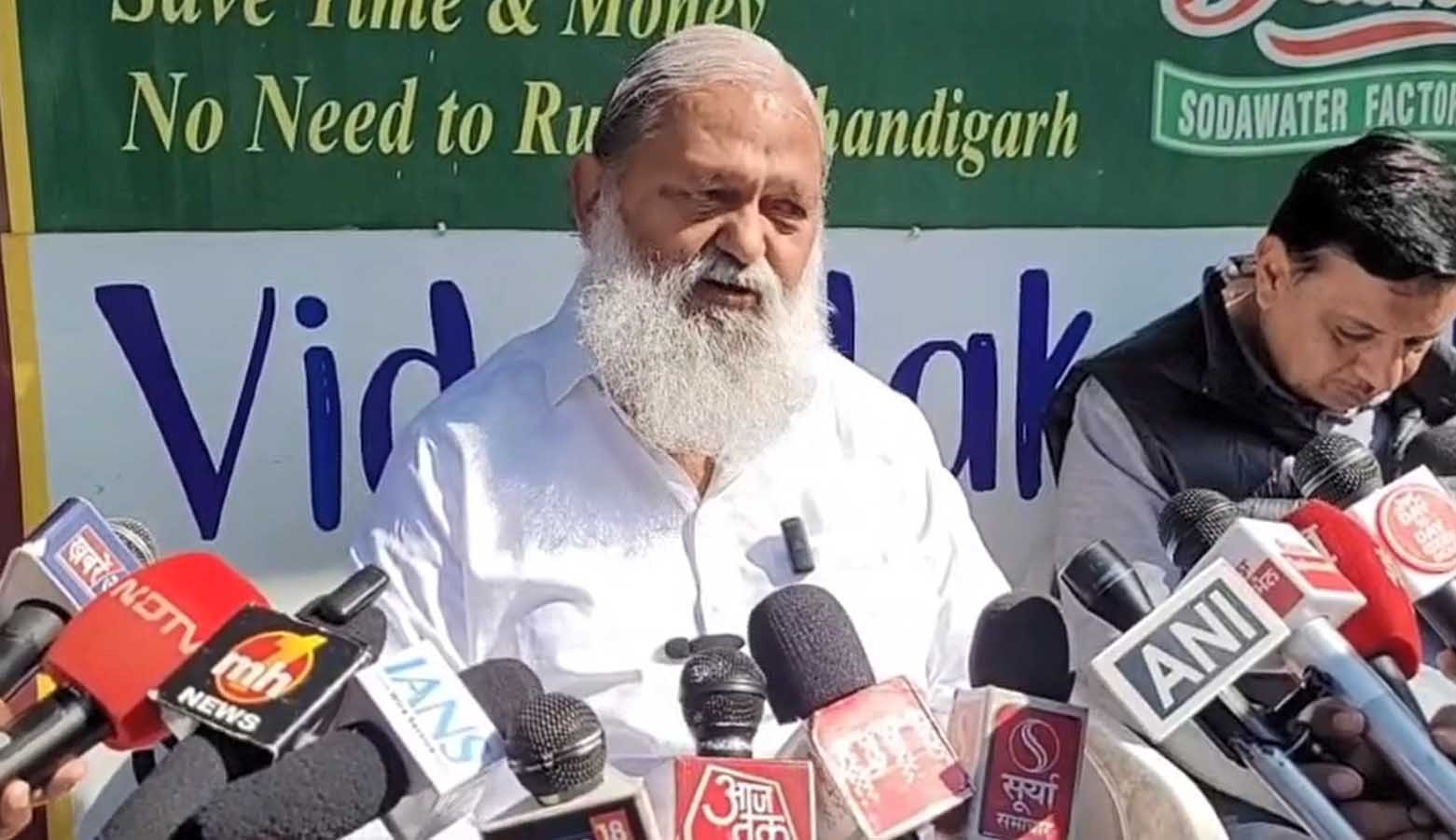 भारत आज प्रधानमंत्री श्री नरेंद्र मोदी के हाथों में जितना सुरक्षित है उतना पहले कभी नहीं था : अनिल विज श्री विज की राहुल गांधी को नसीहत - "पहले अपने परिवार का इतिहास पढ़ें, फिर बोलें" "वंदे मातरम के सभी 6 छंद अनिवार्य: ऊर्जा मंत्री अनिल विज ने फैसले को सराहा, बोले - शहीदों के बलिदान को मिला असली सम्मान"