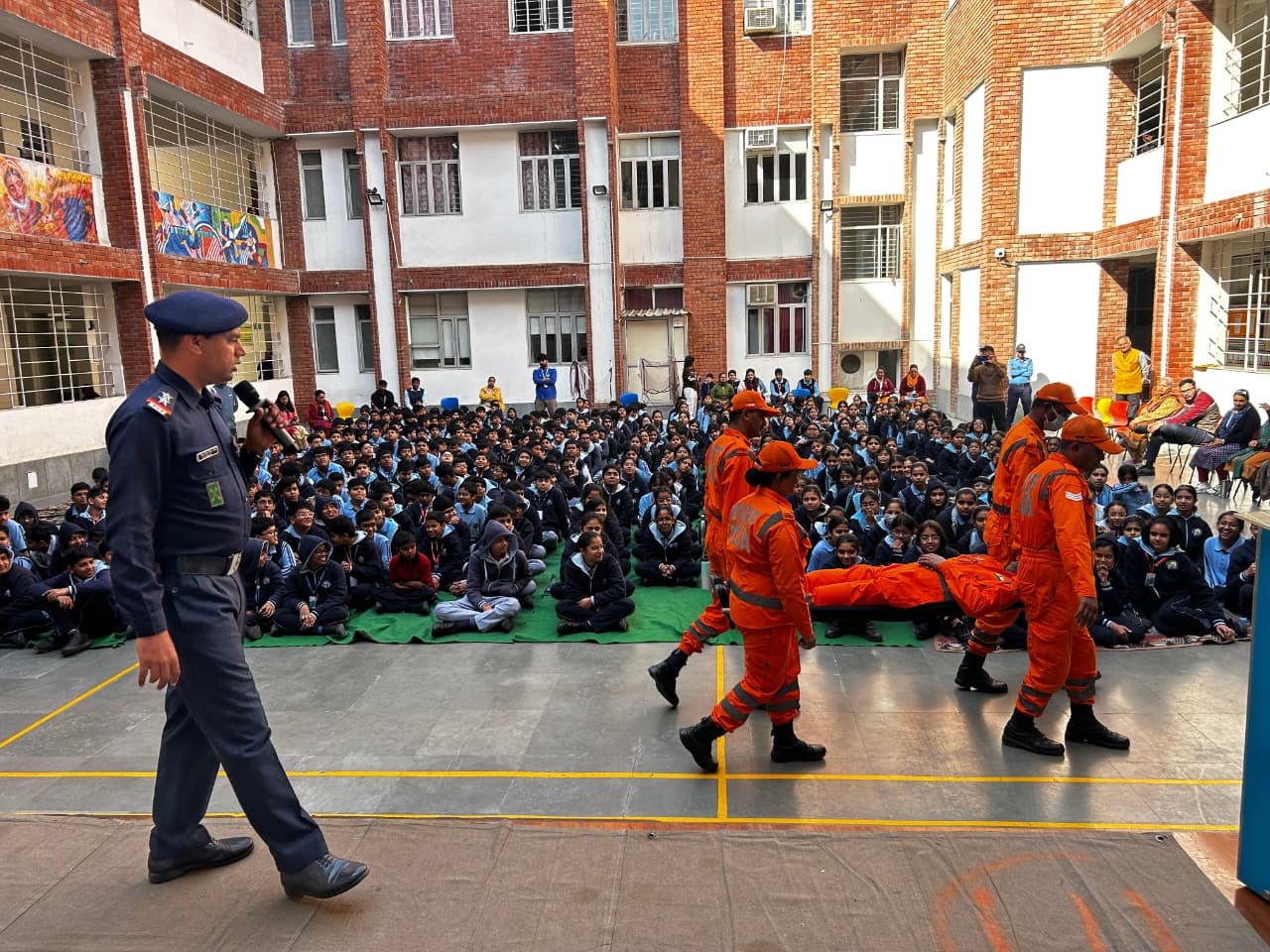 आईएमटी मानेसर स्थित सेक्टर 1 में बाल भारती स्कूल में एनडीआरएफ द्वारा स्कूल सुरक्षा कार्यक्रम का आयोजन किया गया। कार्यक्रम का उद्देश्य विद्यार्थियों, शिक्षकों एवं विद्यालय प्रशासन को आपदा प्रबंधन के प्रति जागरूक करना तथा विभिन्न प्रकार की आपदाओं के दौरान सुरक्षित एवं त्वरित प्रतिक्रिया देने के लिए प्रशिक्षित करना था।
