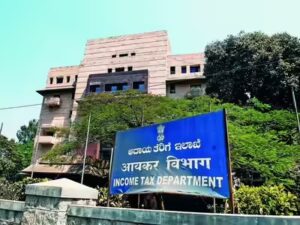 गुरुग्राम सदर बाजार में जीएसटी छापेमारी, मौके पर वसूला गया कर , (डिप्टी एक्साइज एंड टैक्सेशन कमिश्नर) शोभिनी गुप्ता के निर्देशन में दो अलग-अलग टीमों का गठन किया गया