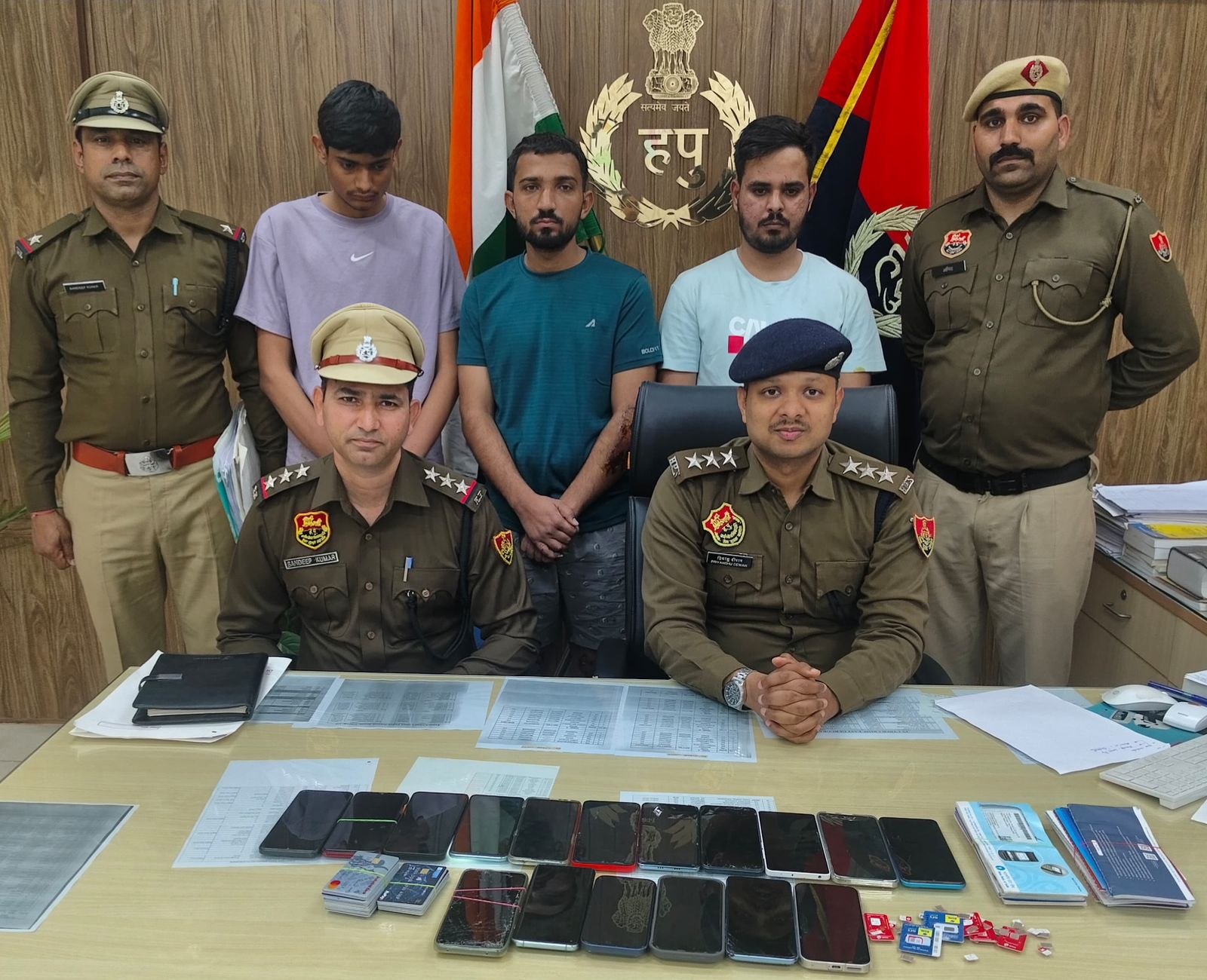 टॉस्क पूरा करने के नाम पर ठगी करने के मामले में 03 आरोपी गिरफ्तार।  कब्जा से 11 मोबाइल फोन, 40 सिम कार्ड, 43 एटीएम कार्ड, 15 पासबुक व 7 चेक बुक बरामद