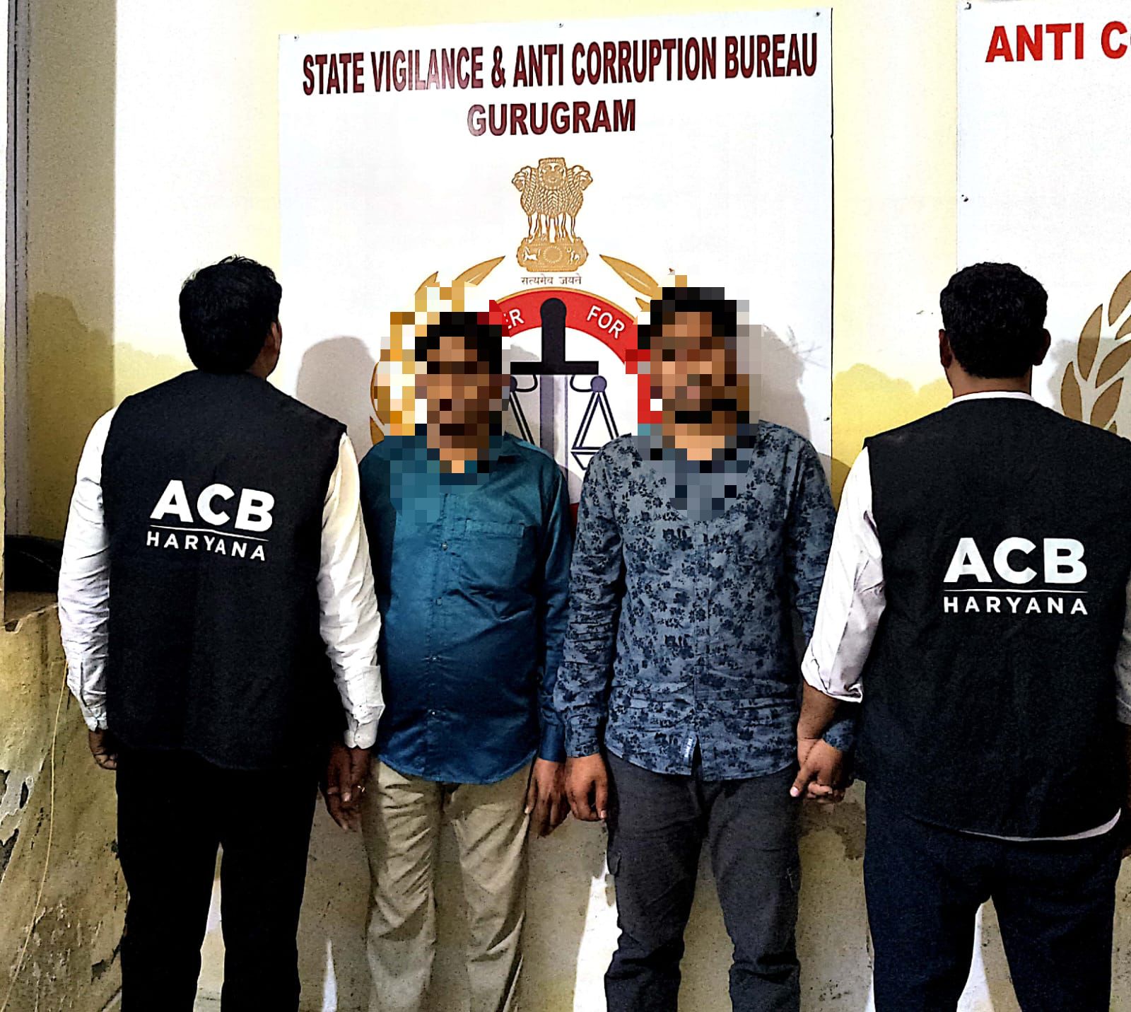 रिश्वत लेते दो आरोपी रंगे हाथ गिरफ्तार, 50 हजार रुपये बरामद जैसे ही आरोपियों ने शिकायतकर्ता से 50 हजार रुपये की रिश्वत राशि ली, टीम ने तुरंत कार्रवाई करते हुए उन्हें बड़कल चौक से रंगे हाथ गिरफ्तार कर लिया।