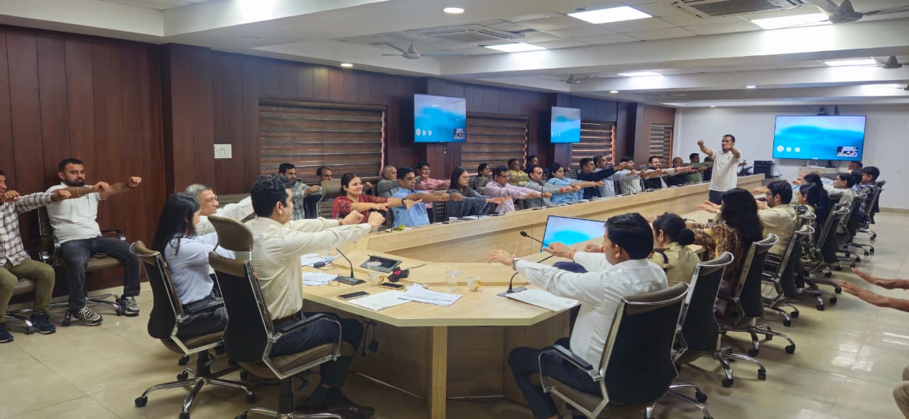 कार्यस्थल पर तनाव कम करने और ध्यान केंद्रित करने के लिए योग सत्र आयोजित ‘वाई ब्रेक’ के माध्यम से कर्मचारियों को दी गई तनाव से राहत की सीख सरल योग अभ्यास अपनाकर काम के दौरान भी फिट रहने का संदेश