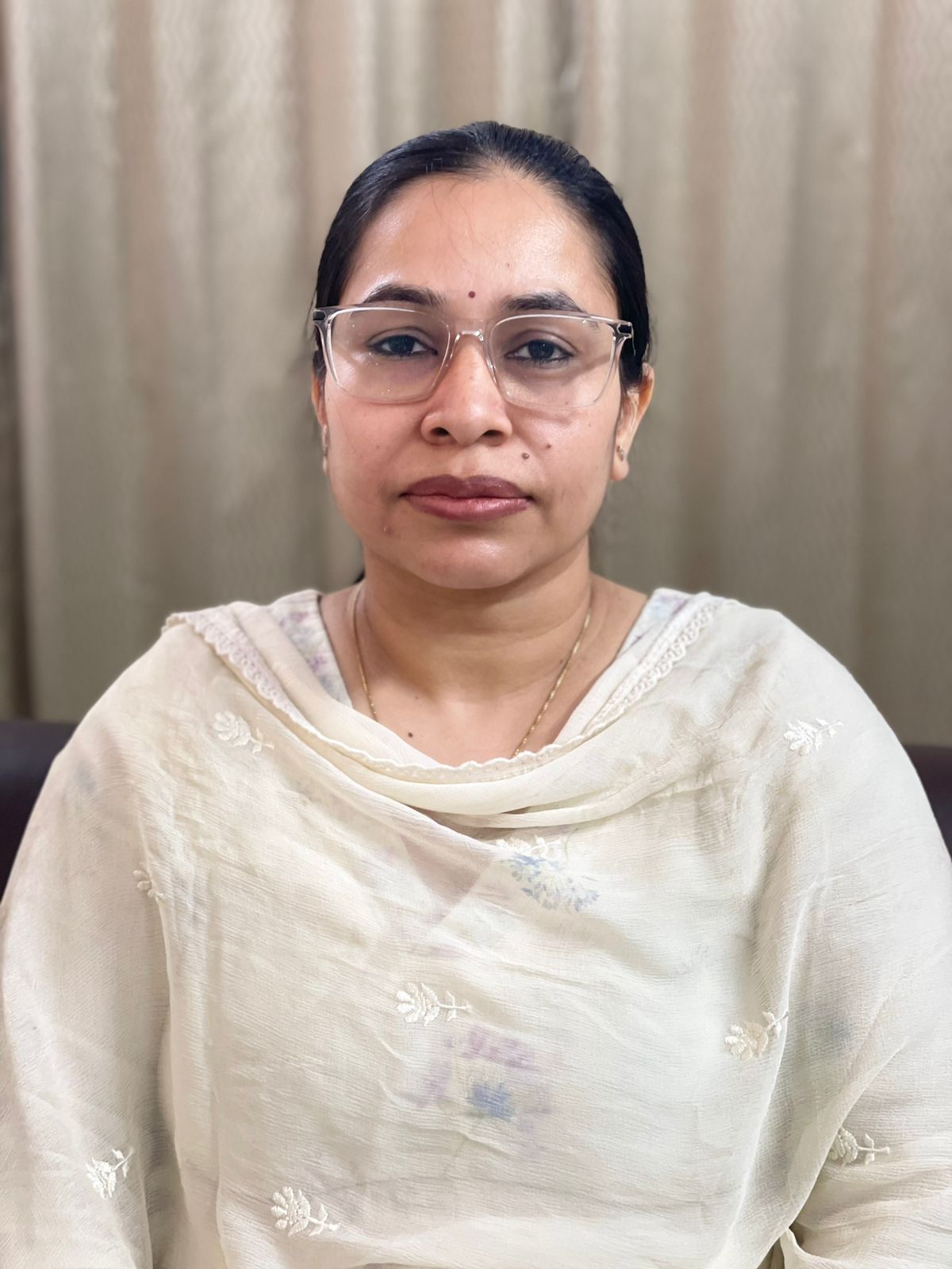 उन्होंने कहा कि लोक अदालत के माध्यम से मामलों के निपटारे से समय, धन और ऊर्जा की बचत होती है। साथ ही लोक अदालत द्वारा पारित निर्णय सभी पक्षों पर अंतिम और मान्य होता है। अधिक जानकारी के लिए इच्छुक व्यक्ति जिला विधिक सेवा प्राधिकरण, गुरुग्राम कार्यालय अथवा हेल्पलाइन नंबर 0124-2221501 पर संपर्क कर सकते हैं।