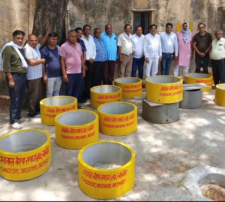 भीषण गर्मी में बेजुबान पशुओं के लिए अग्रवाल वैश्य समाज ने शुरू किया पानी की कुंडी लगाने का अभियान