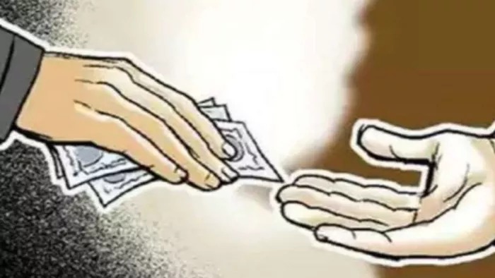 रेवाड़ी ब्रेकिंग: लाइसेंस ब्रांच में रिश्वत लेते ऑपरेटर गिरफ्तार, 4500 रुपये लेते रंगे हाथ पकड़ा