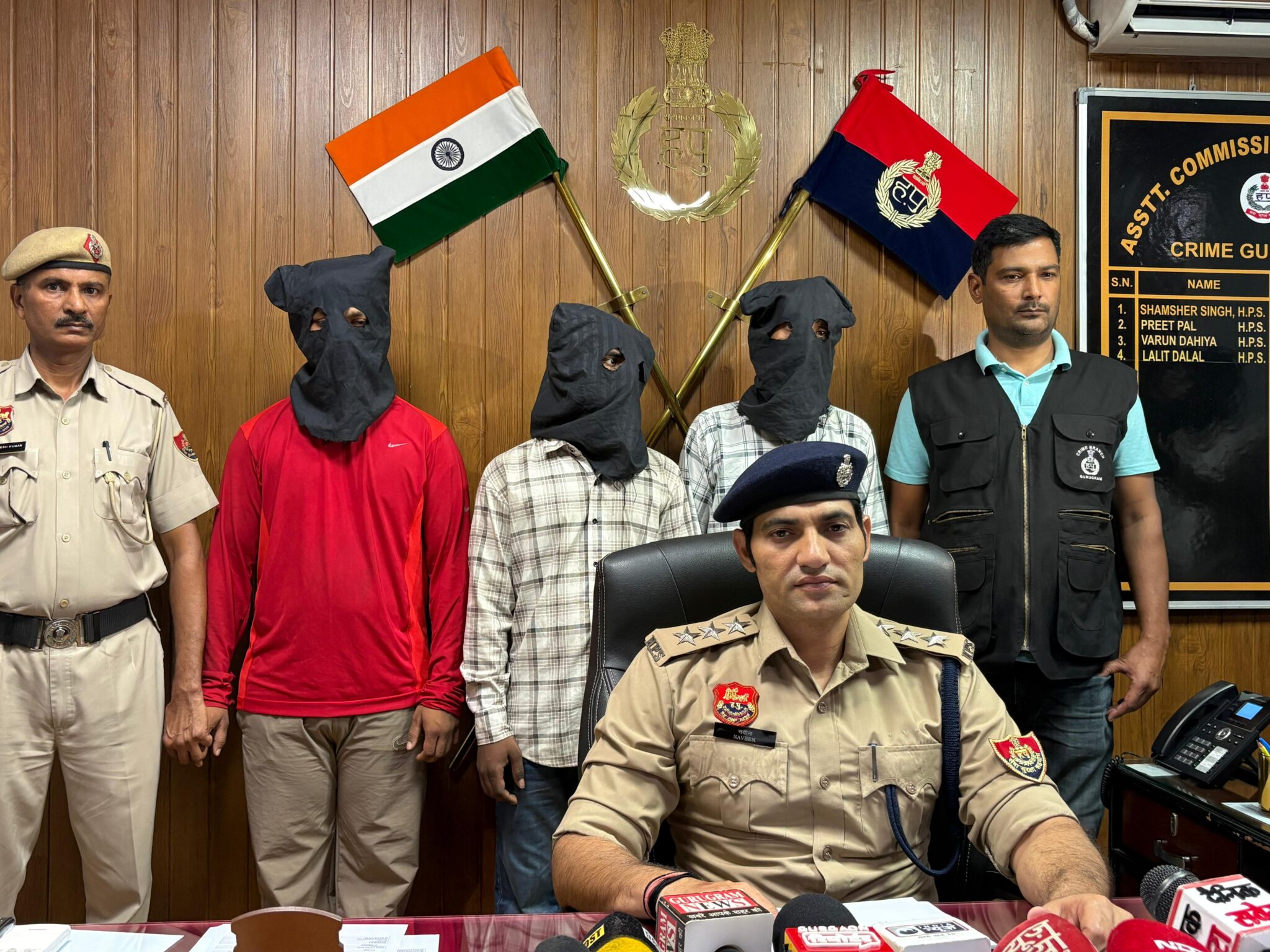 हथियार के बल पर लूट करने के मामले में 05-05 हजार रुपए के 03 ईनामी आरोपी गिरफ्तार कब्जा से वारदात में प्रयोग 01 बाईक,01 पिस्टल व 06 लाख 52 हजार रुपए की नगदी बरामद अब तक 04 आरोपियों से कुल 10 लाख 52 हजार रुपए की नगदी व 01 लाख रुपए की कीमत का 01 मोबाइल फोन किया जा चुका है बरामद