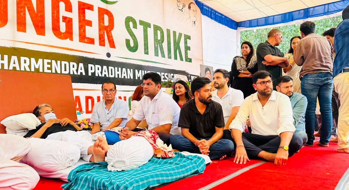 सरकार को लोगों की भावनाओं का सम्मान करना चाहिए। कुछ फिल्मी हस्तियों ने भी सोनम वांगचुक के आंदोलन के प्रति समर्थन व्यक्त किया है। नई दिल्ली, 18 जुलाई। जंतर-मंतर पर चल रहे सामाजिक कार्यकर्ता सोनम वांगचुक के अनशन को लेकर देश की राजनीति लगातार गर्माती जा रही है। अनशन के कई दिन बीत जाने के बाद उनकी तबीयत लगातार कमजोर होने की खबरें सामने आ रही हैं। डॉक्टरों की टीम लगातार उनके स्वास्थ्य की निगरानी कर रही है और समय-समय पर मेडिकल जांच की जा रही है। इसी बीच दिल्ली के पूर्व मुख्यमंत्री और आम आदमी पार्टी के राष्ट्रीय संयोजक अरविंद केजरीवाल ने केंद्र सरकार पर निशाना साधते हुए कहा कि सरकार को अहंकार नहीं दिखाना चाहिए। उन्होंने कहा कि लोकतंत्र में जनता की आवाज को सुनना सरकार की जिम्मेदारी होती है और आंदोलनकारियों की जायज मांगों पर संवेदनशीलता के साथ विचार किया जाना चाहिए।