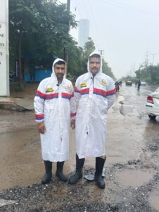 गुरुग्राम में मूसलाधार बारिश के बीच ट्रैफिक संभालने के लिए सड़कों पर उतरी पुलिस, लोगों से की सहयोग की अपील