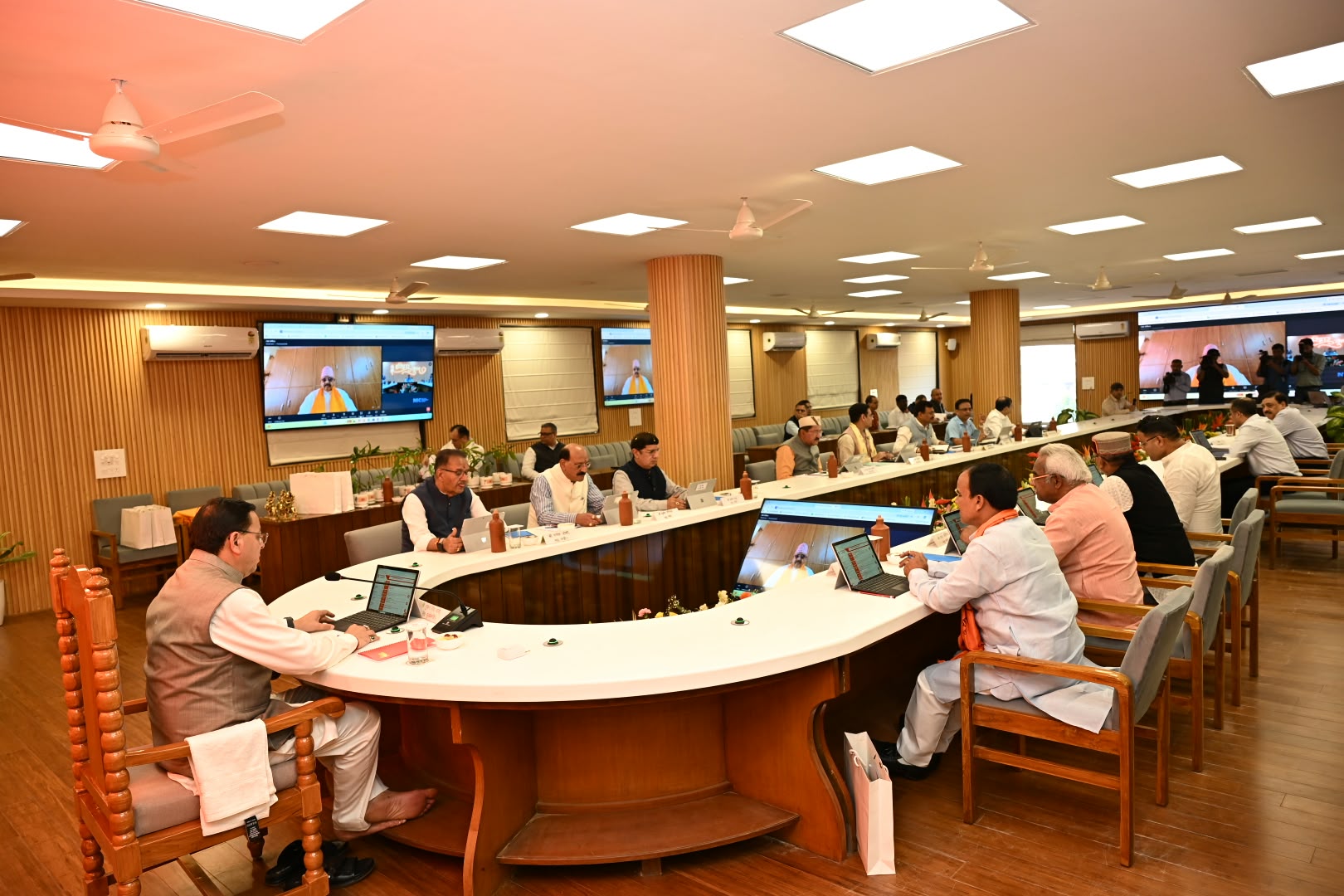 उत्तराखंड कैबिनेट के 13 अहम फैसलों पर मुहर, सेवामुक्त अग्निवीरों को भर्ती में मिलेगी छूट; बाल वीरता पुरस्कार योजना को मंजूरी