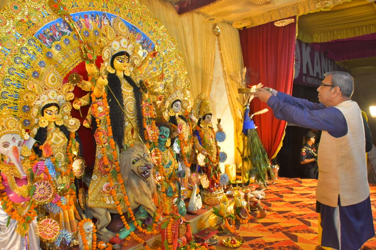गुरुग्राम में दुर्गा पूजा समारोह में पहुंचे राज्यपाल असीम कुमार घोष, ₹5 लाख देने की घोषणा