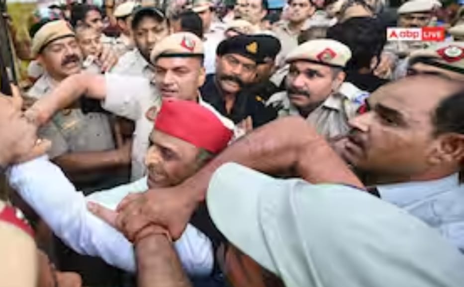 चुनाव आयोग के खिलाफ प्रदर्शन में अखिलेश यादव हिरासत में, सपा सांसदों को बस में ले गई पुलिस