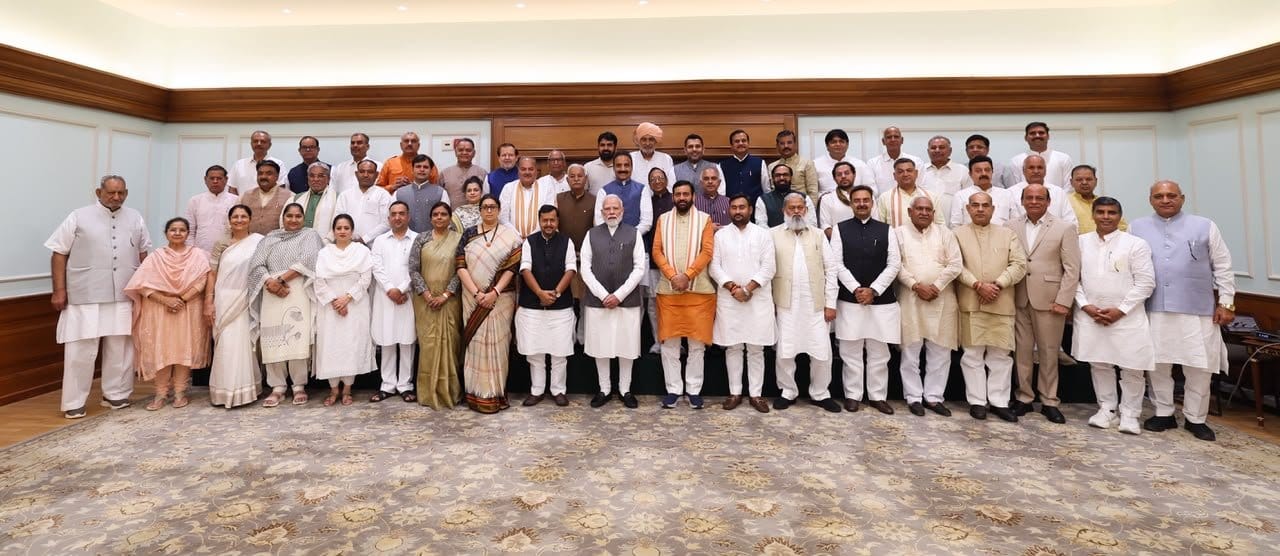 प्रधानमंत्री नरेंद्र मोदी ने हरियाणा के विधायकों को दिया लंबा समय प्रधानमंत्री नरेंद्र मोदी ने आज हरियाणा के विधायकों और मंत्रियों के साथ लंबा समय बिताया। बैठक के दौरान प्रधानमंत्री ने उन्हें कई महत्वपूर्ण बातें बताईं।