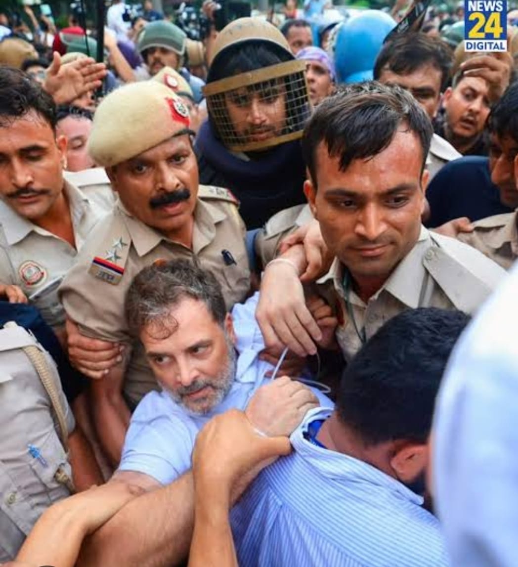 दिल्ली में कांग्रेस के प्रदर्शन पर पुलिस की बड़ी कार्रवाई, राहुल गांधी और प्रियंका गांधी समेत कई नेता हिरासत में नई दिल्ली, 6 अक्टूबर 2026। राजधानी दिल्ली में मंगलवार को कांग्रेस के प्रदर्शन के दौरान उस समय स्थिति तनावपूर्ण हो गई, जब दिल्ली पुलिस ने आकाशवाणी भवन के बाहर धरने पर बैठे कांग्रेस नेताओं और सांसदों को हटाना शुरू कर दिया। मौके पर भारी संख्या में पुलिस बल पहुंचा और प्रदर्शनकारियों को धरना स्थल से हटाकर हिरासत में लिया गया। कई कांग्रेस नेताओं और सांसदों को बसों में बैठाकर मौके से ले जाया गया।