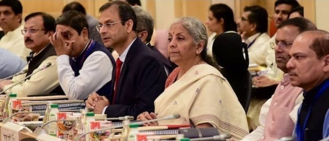 GST व्यवस्था में सुधार पर होगी चर्चा बैठक में GST रजिस्ट्रेशन, रिटर्न दाखिल करने की प्रक्रिया और टैक्स रिफंड से जुड़े नियमों में बदलाव पर विचार किया जा सकता है। इसके अलावा इनपुट टैक्स क्रेडिट यानी ITC को आसान बनाने और GST से जुड़े विवादों के समाधान की प्रक्रिया को बेहतर करने पर भी चर्चा प्रस्तावित है।